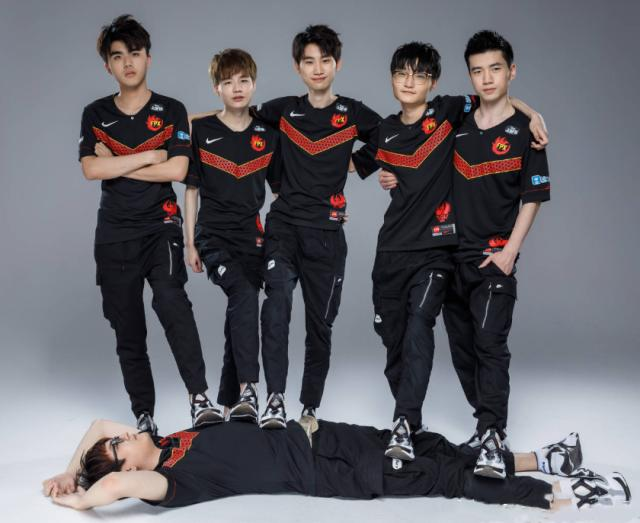 球迷高声嘲 球迷高声嘲